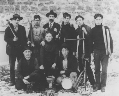 W. F. Lynch and pipefitter group, 1905 by Pierre A. Gentieu